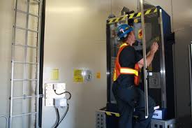 رجل الصيانة يُجرِي دورة صيانة المصاعد الكهربائية